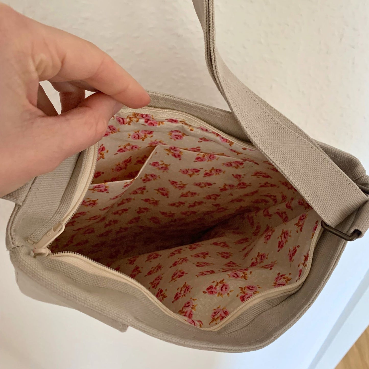 Triangle Umhängetasche von Innen