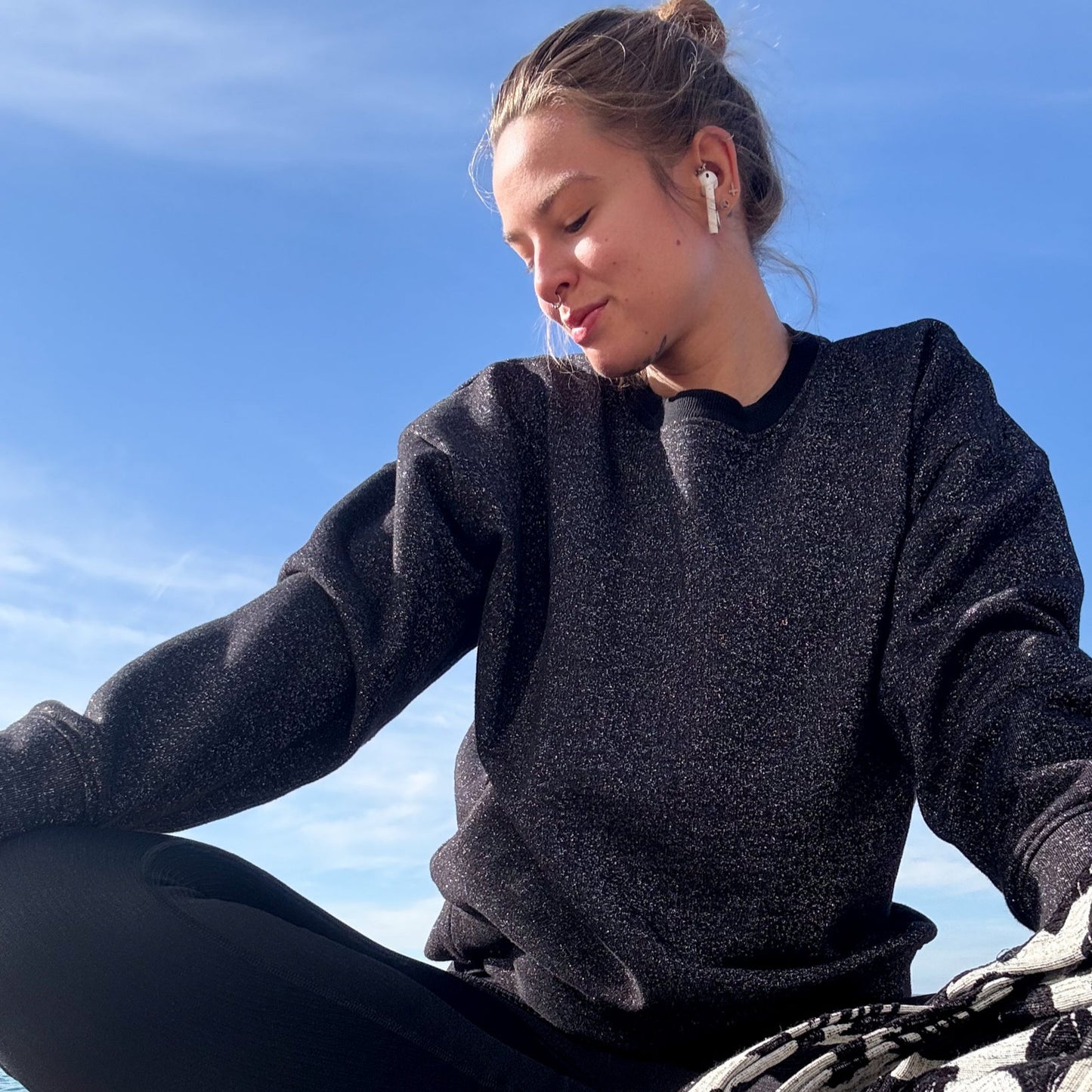 Boxy Sweater aus schwarzem Glitzer Sweat zum Yoga.