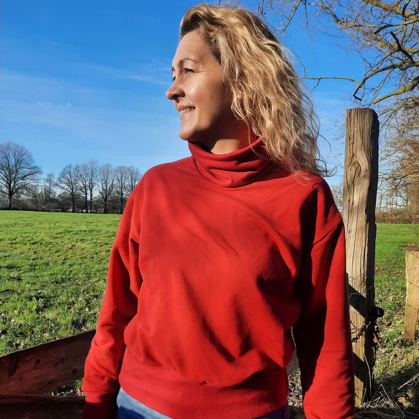 Herbstlicher crop turtleneck Rollkragenpullover in rostorange.