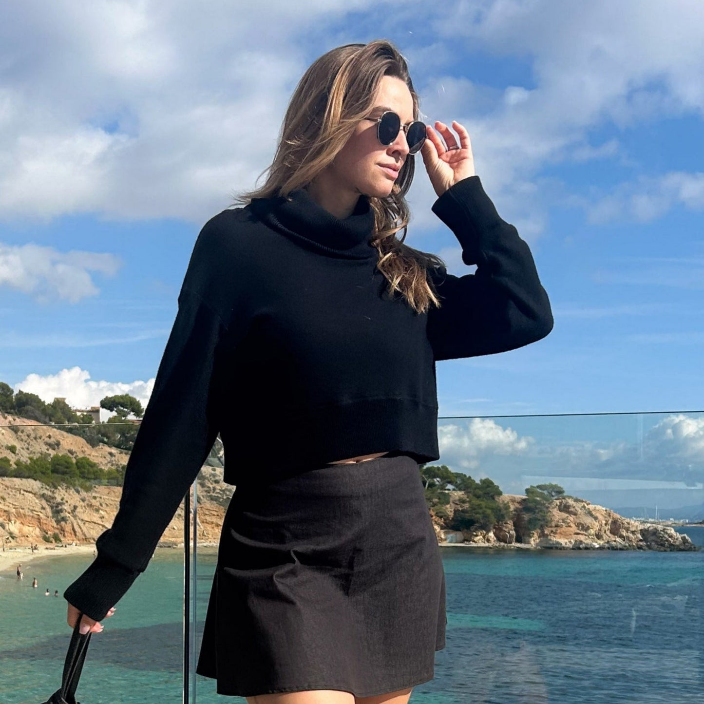 Crop trtlenek Rollkragenpullover in schwarz zum Sommerrock