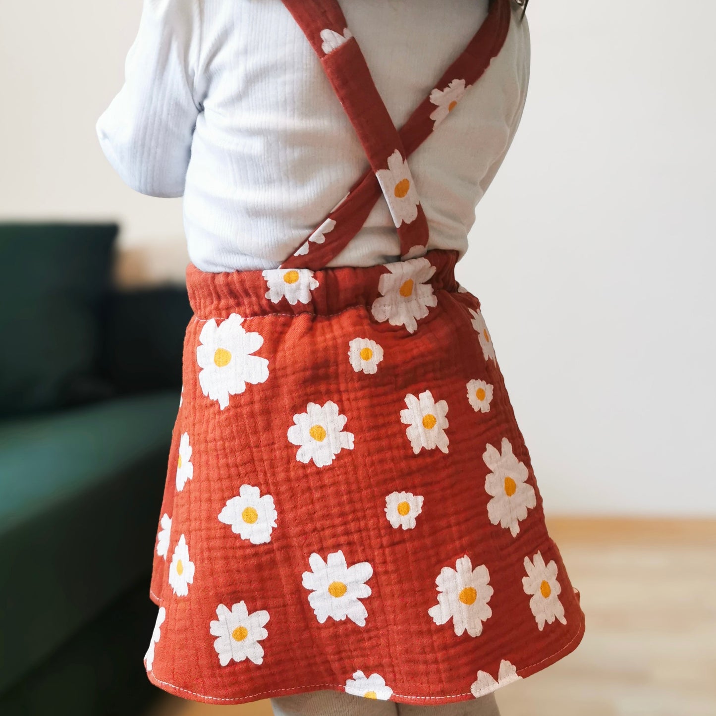 easy skirt mit Trägern aus geblümten Musselin.