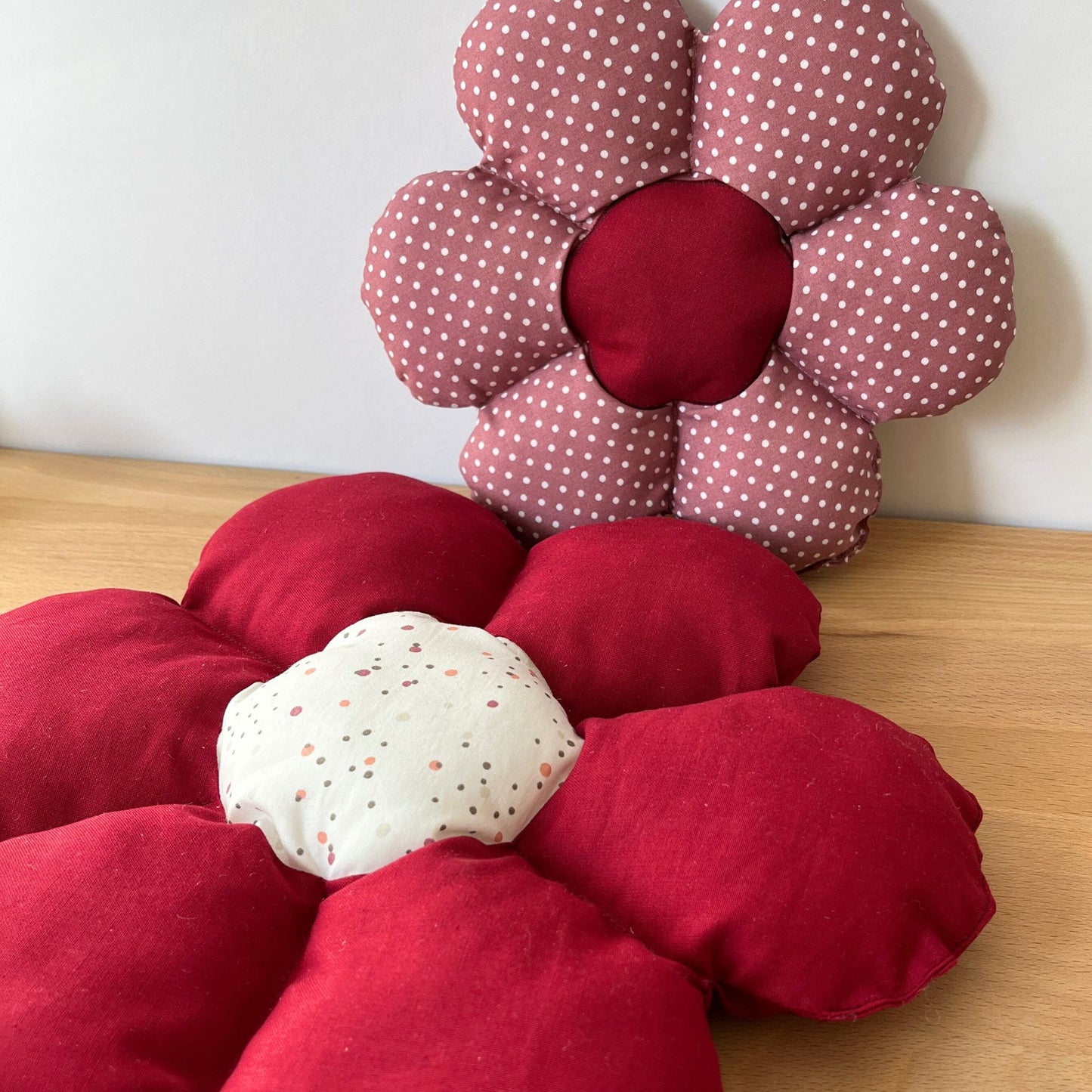 Rotes und rosafarbenes Blumenkissen in zwei Größen