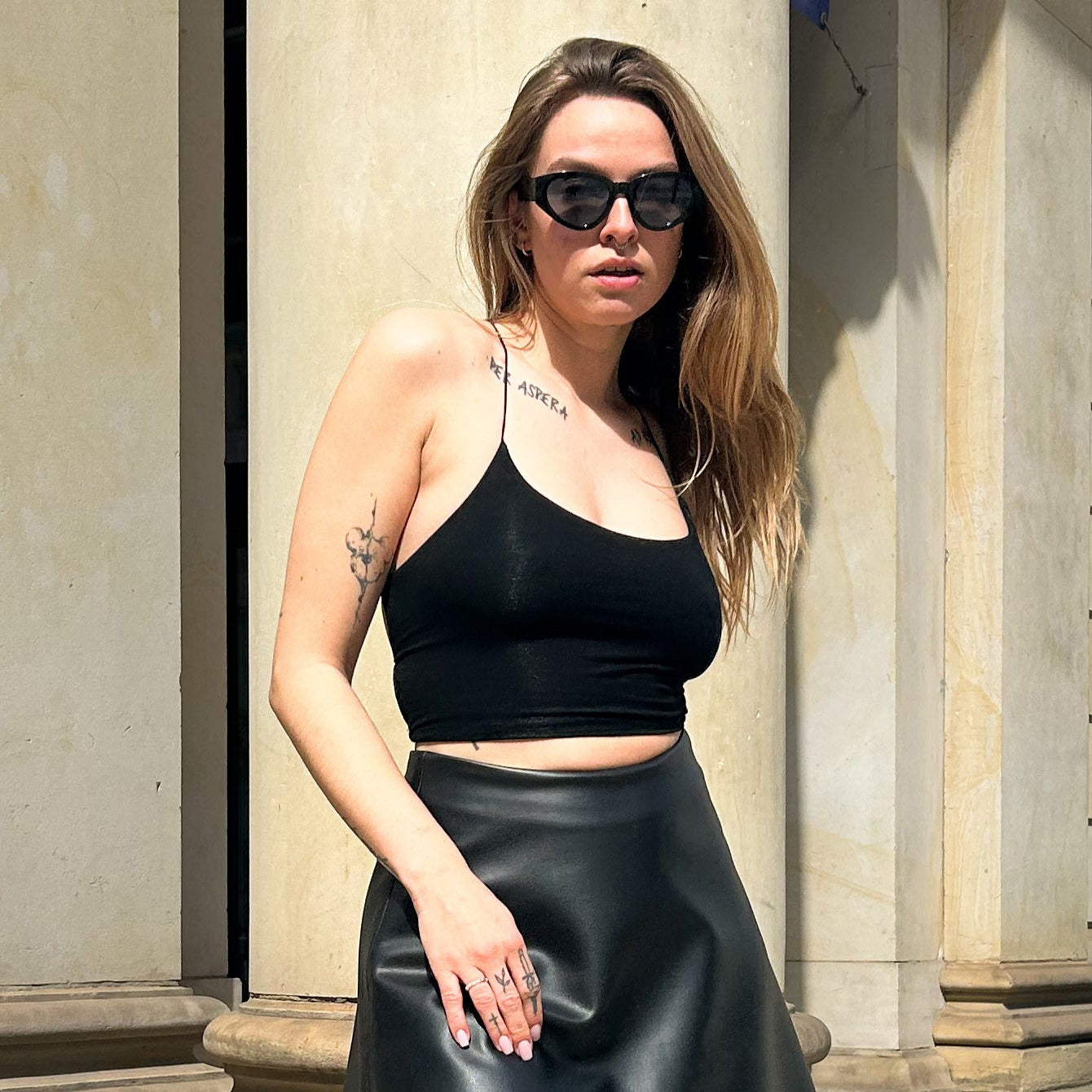 Schwarzes Lace up tpo von vorne kombiniert mit einem schwarzen Rock.