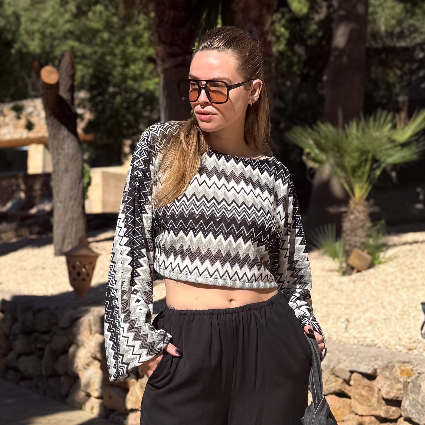 Boho Bluse genäht aus einem schwarz weißen Zickzackstoff von Not a size.