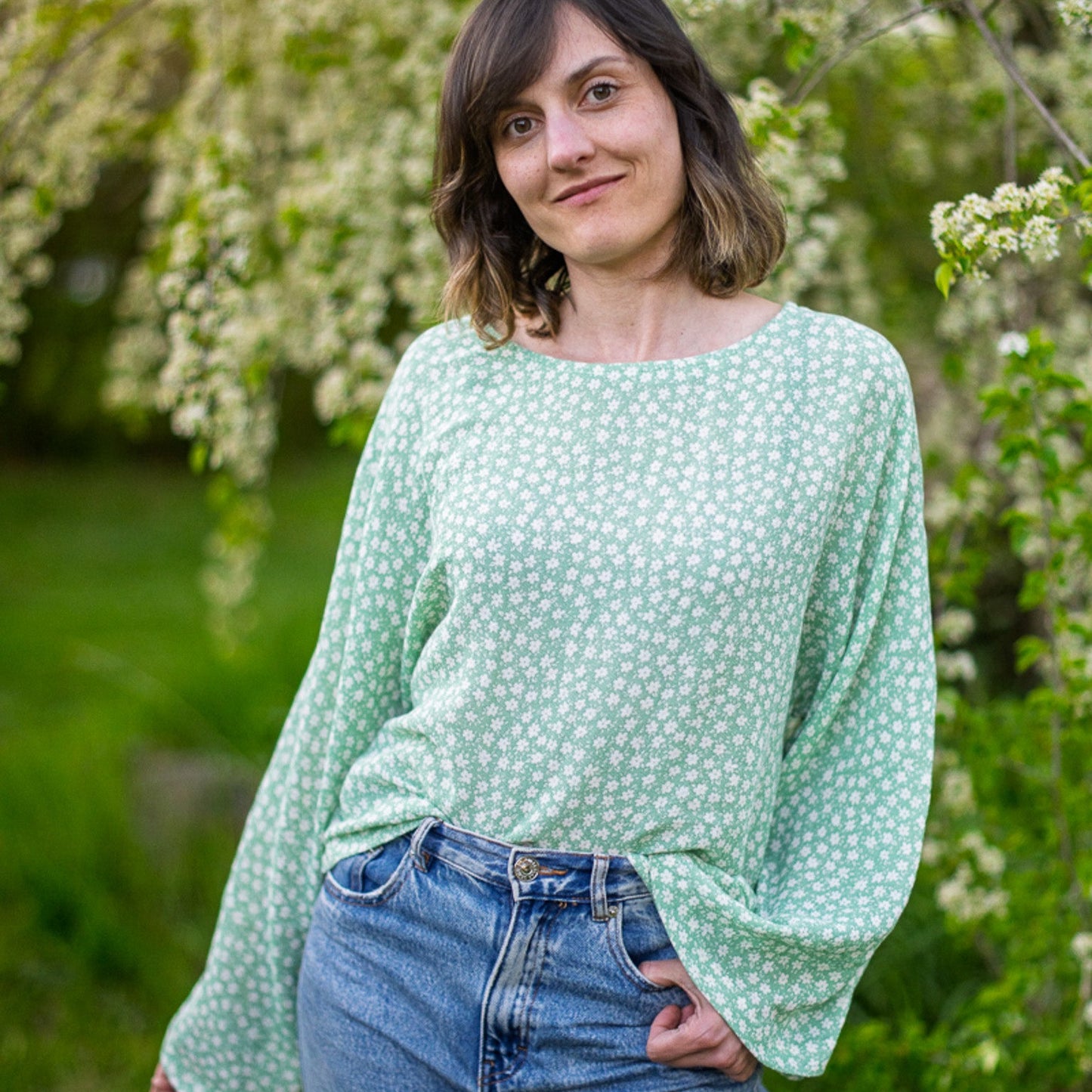 Grün weiß gemusterte Boho Blouse.