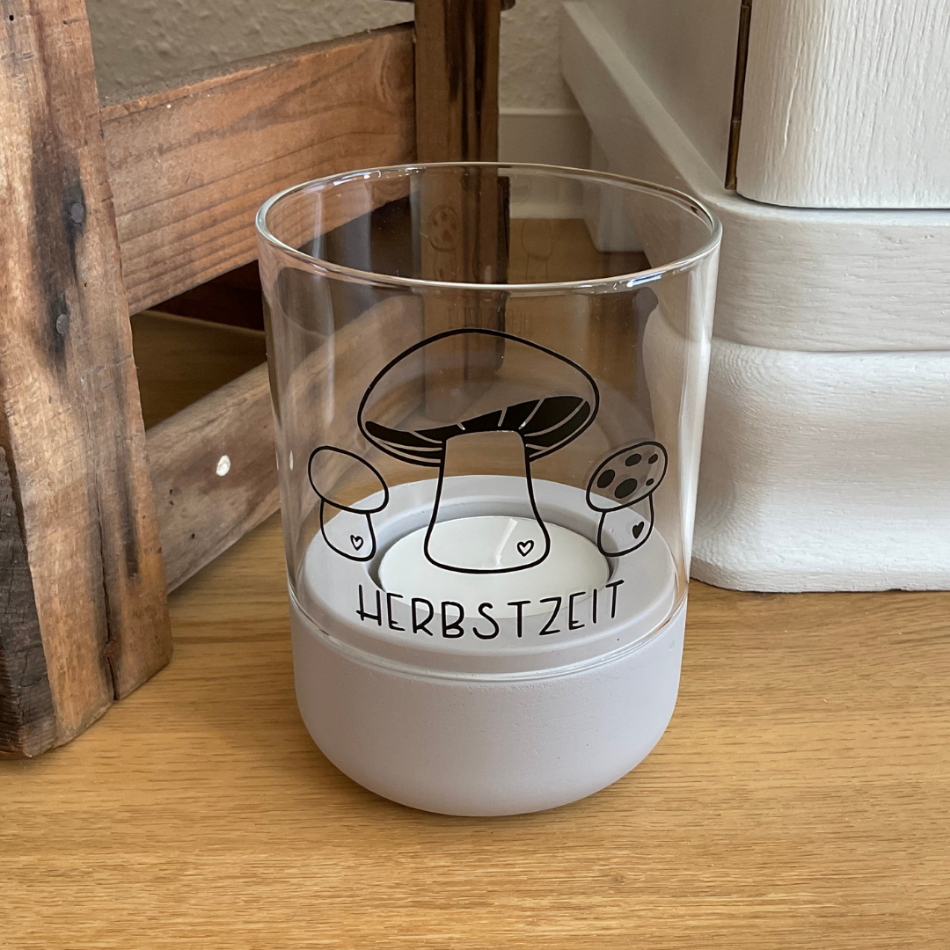 Plotterdatei Pilze mit dem Schriftzug Herbstzeit auf einem Kerzenglas.