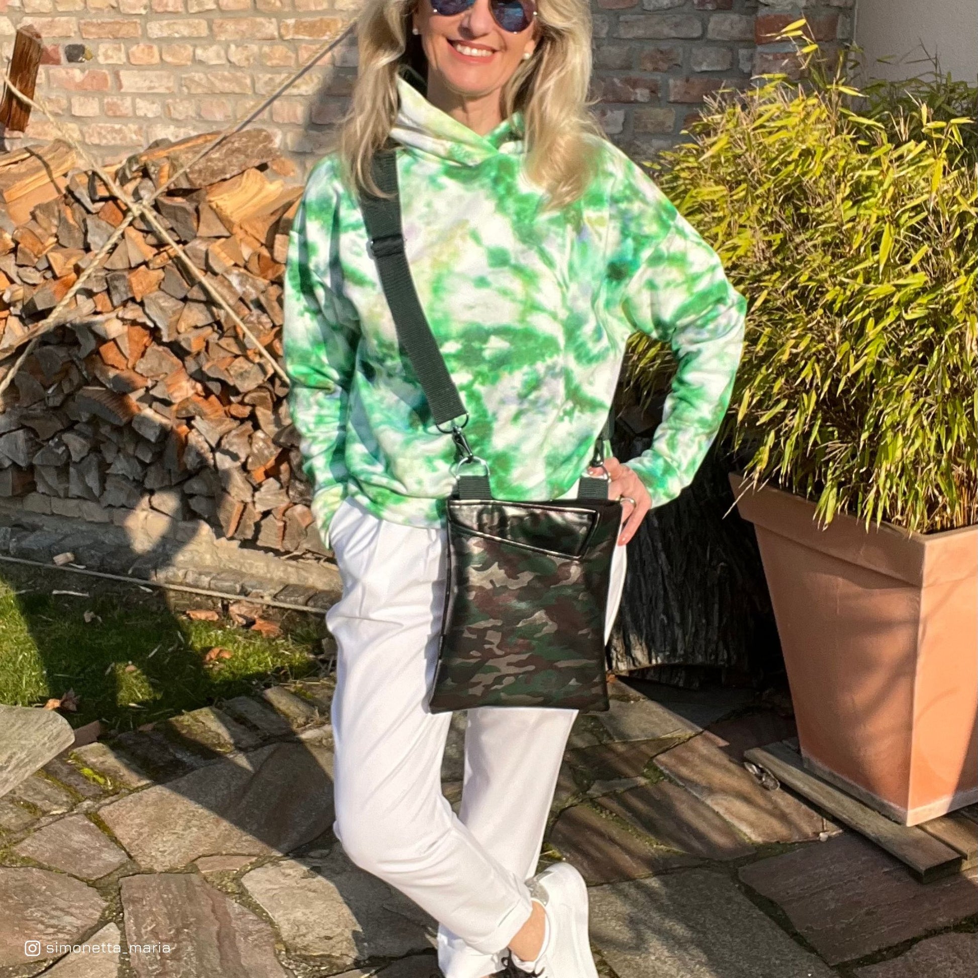 Triangle Umhängetasche aus Camouflage Kunstleder sommerlich gestyled