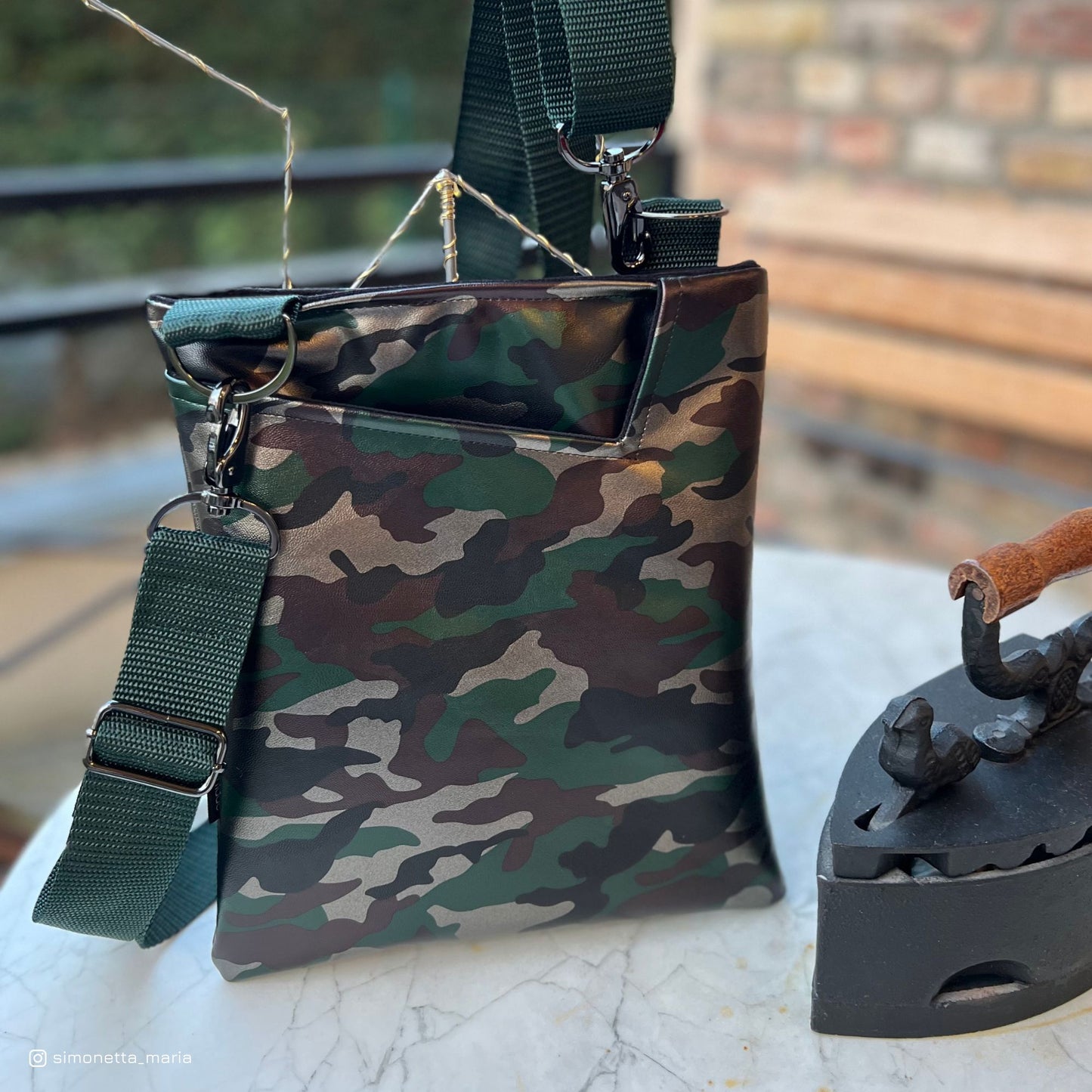 Triangle Umhängetasche aus Camouflage Kunstleder