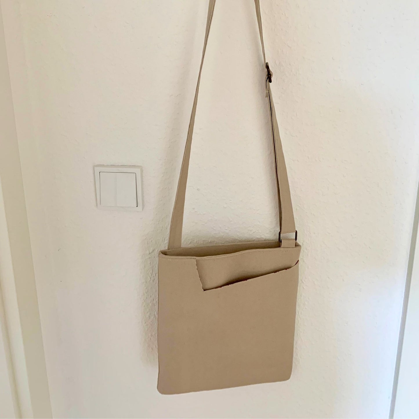 Triangle Umhängetasche aus beigefarbenem Canvas