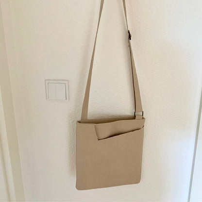 Triangle Umhängetasche aus beigefarbenem Canvas