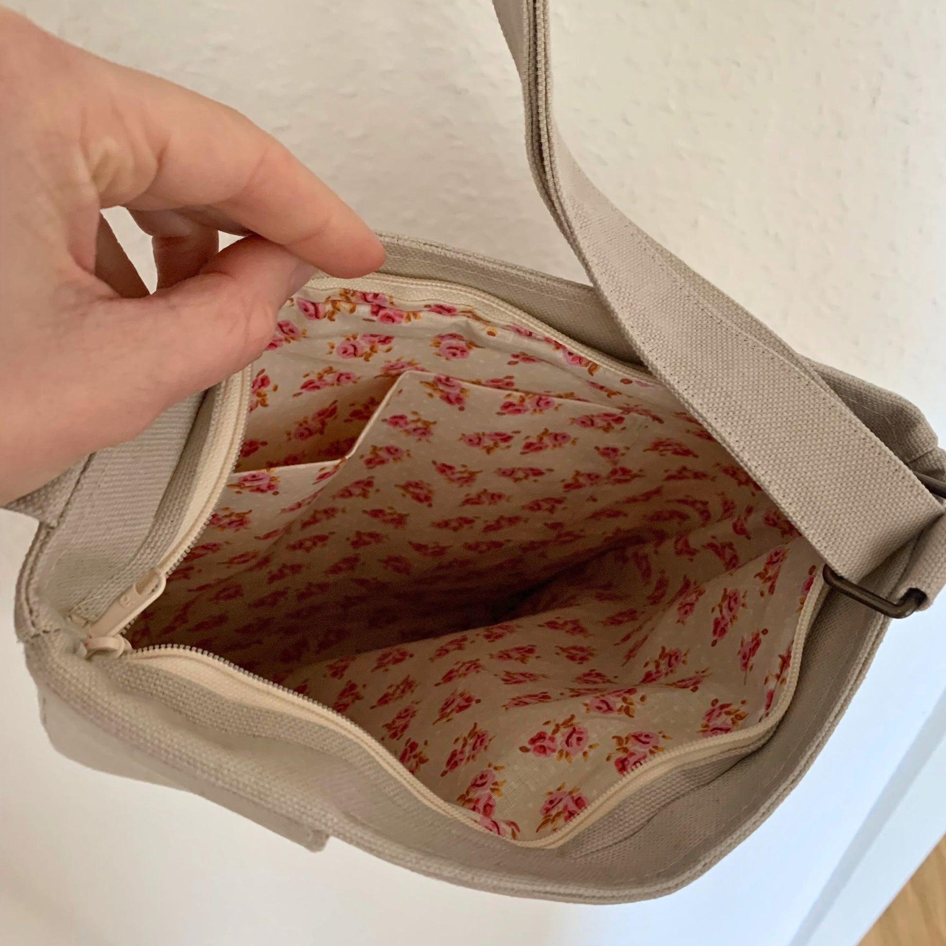 Triangle Umhängetasche von Innen