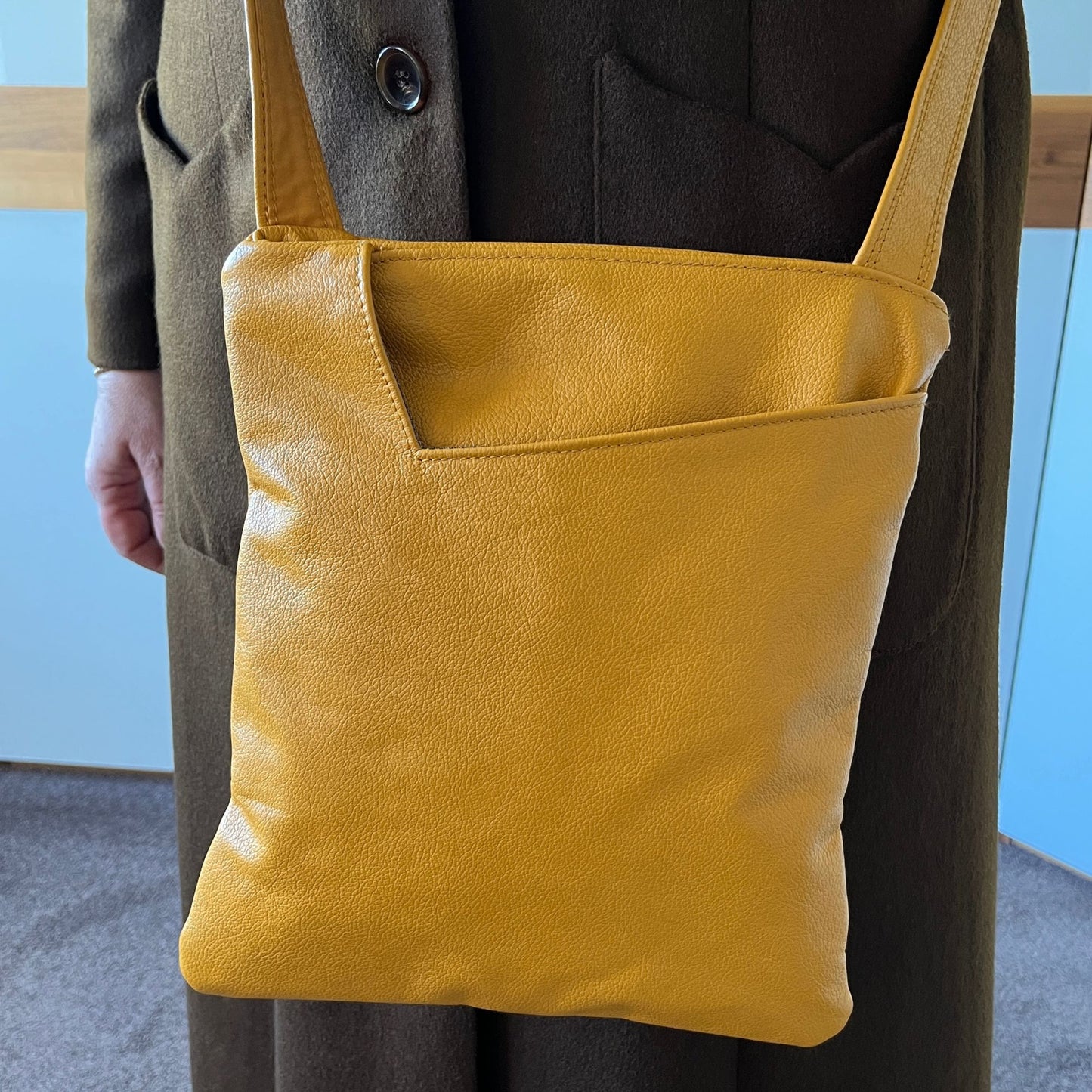 Gelbe Triangle Umhängetasche aus Leder