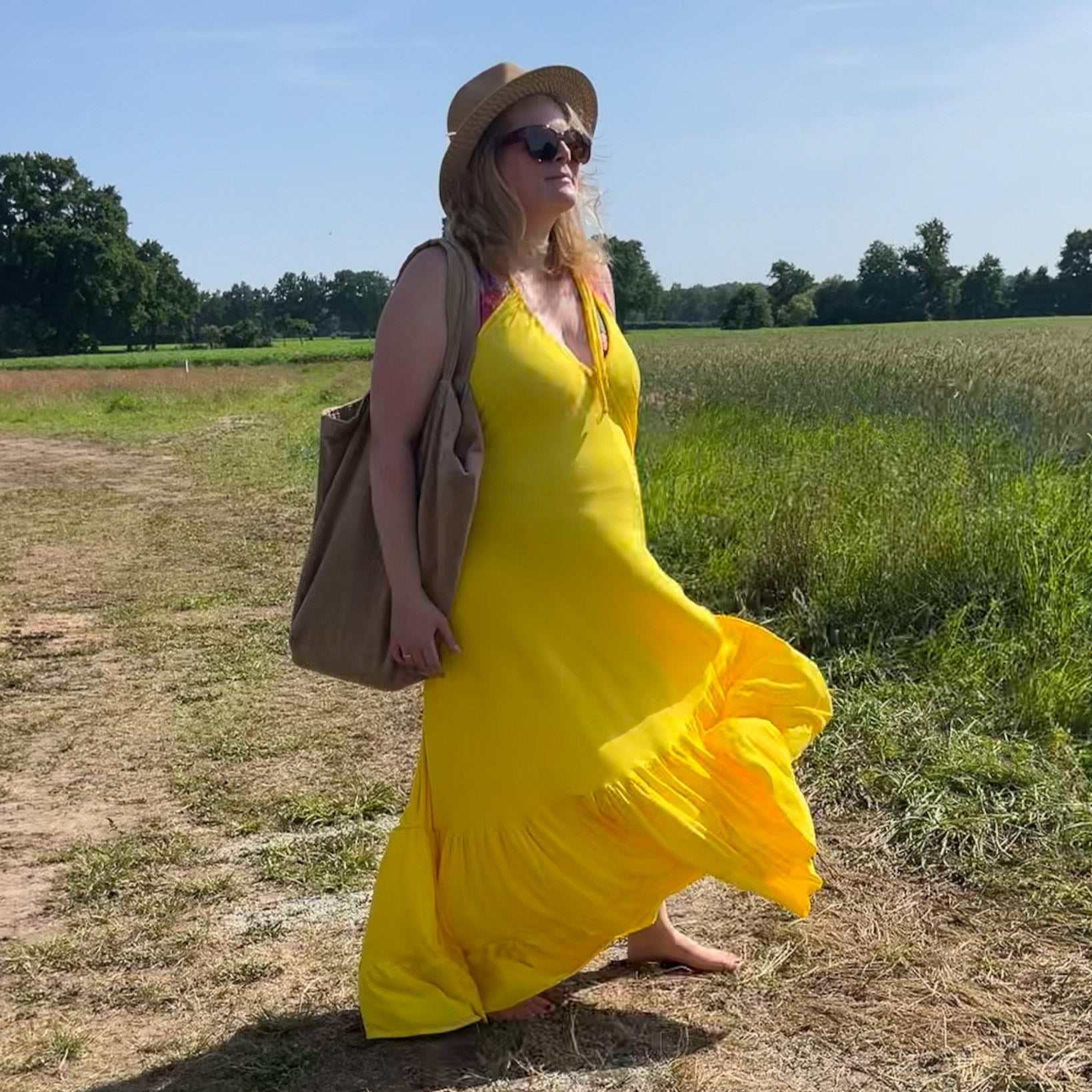 Gelbes Beach dress von vorne in einem leuchtenden gelb.