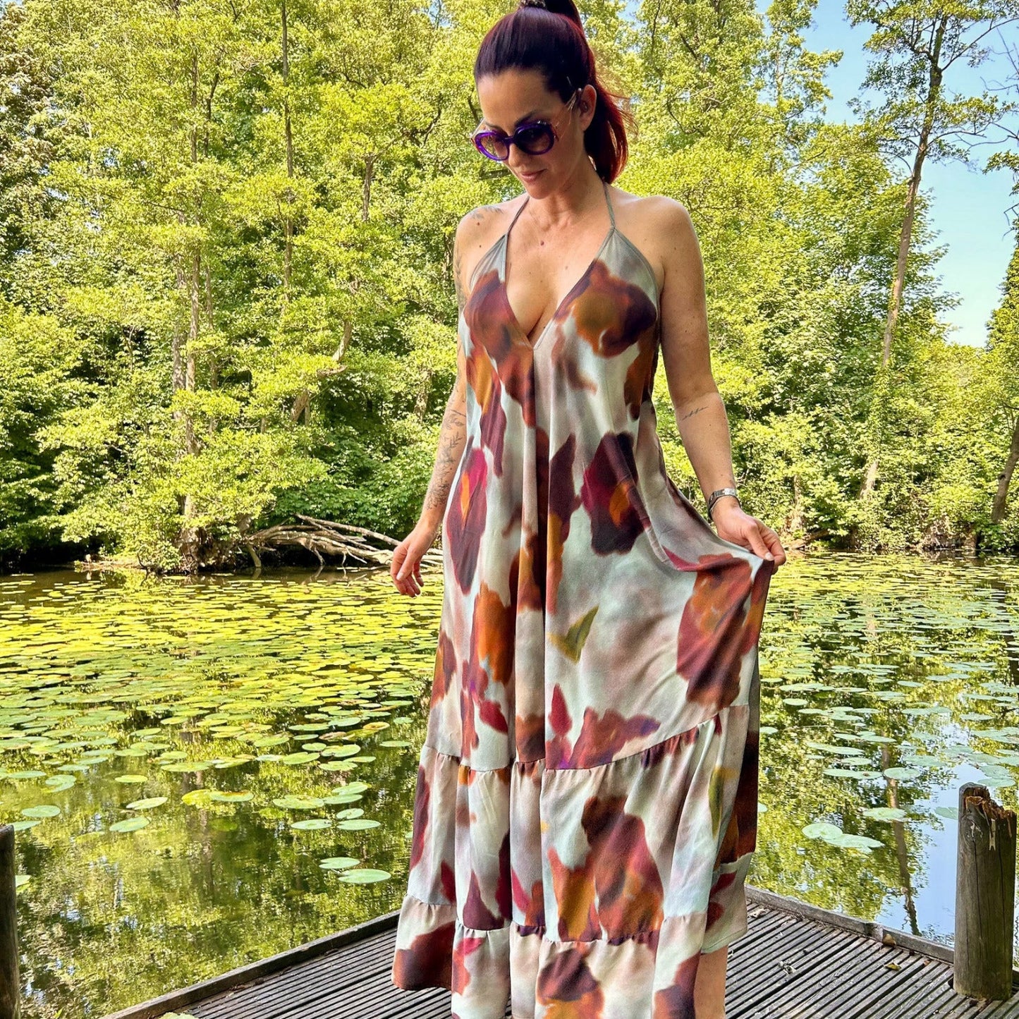 Rot-braun-beige gemustertes beach dress von vorne. Geshootet an einem Steg am See mit Seerosen.