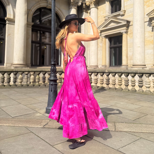 Pinkfarbenes beach dress von hinten aus einem leichten Batikstoff.