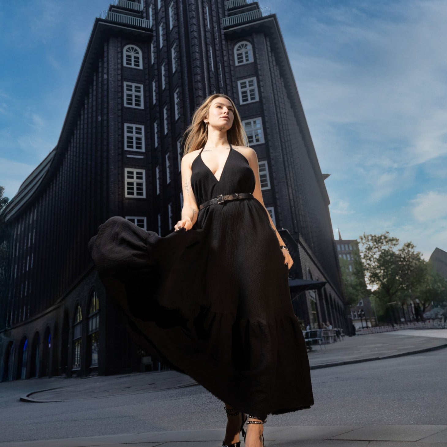 Schwarzes Beach Dress von vorne in schwarz. Geshootet vor dem Chilehaus in Hamburg.