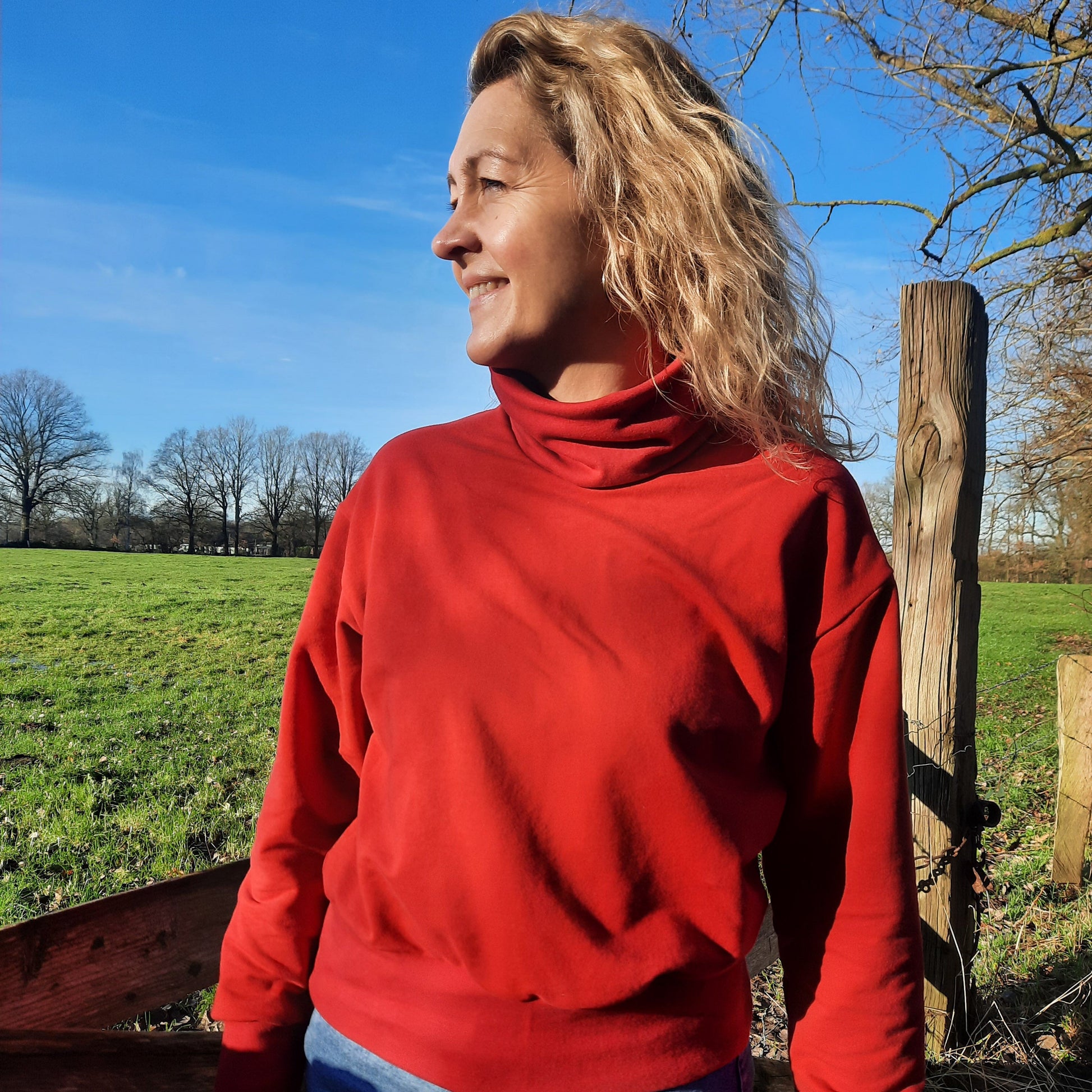 Herbstlicher crop turtleneck Rollkragenpullover in rostorange.
