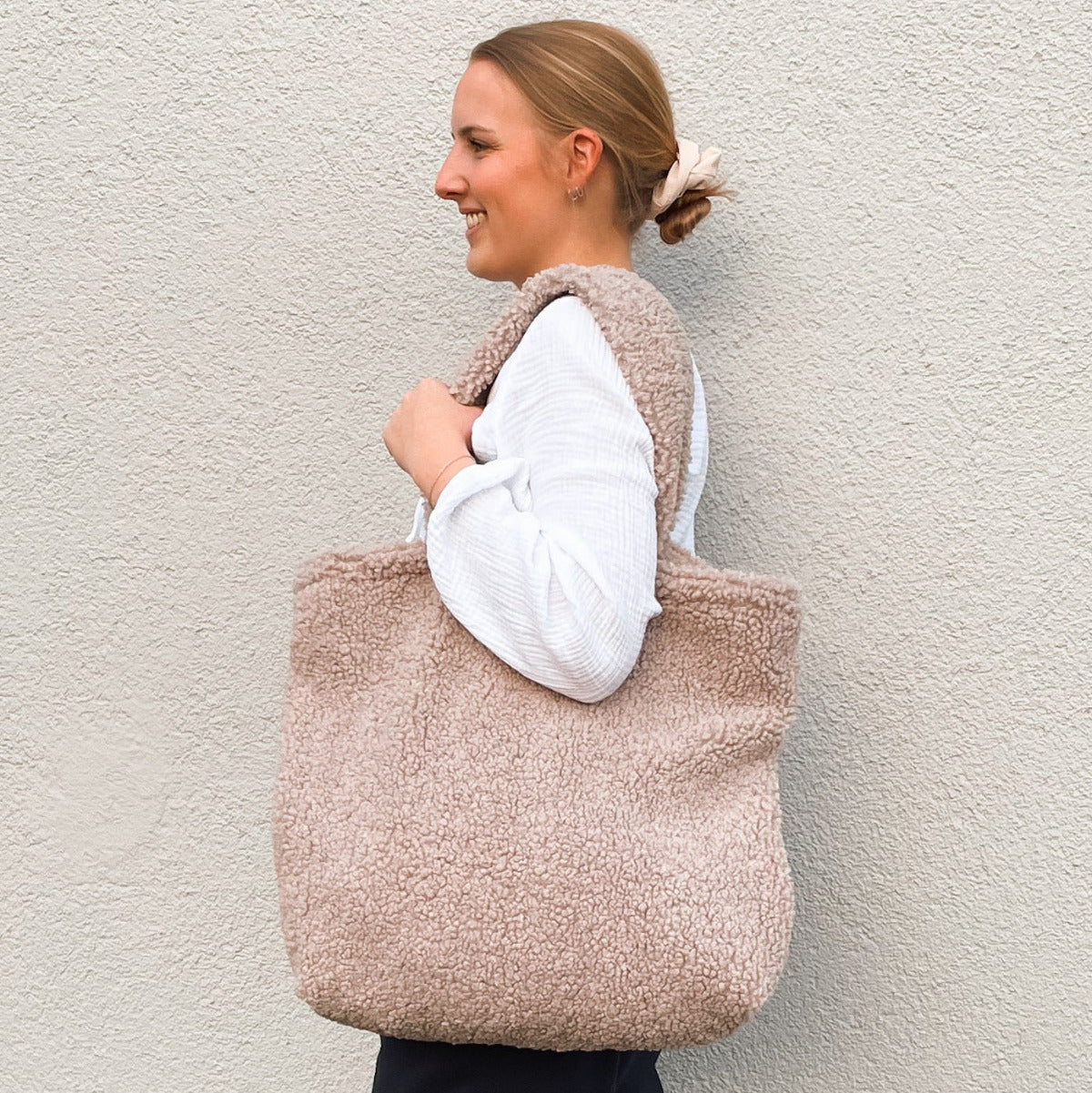 Easy tote bag genäht aus einem beigen Teddystoff.