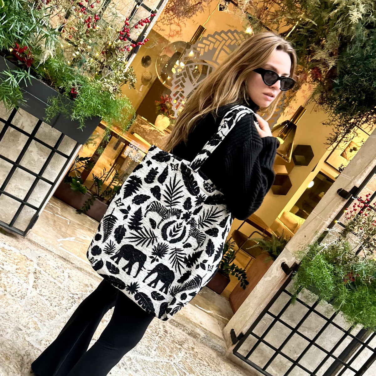 Easy tote bag genäht aus einem schwarz weißen Wildlife Stoff.