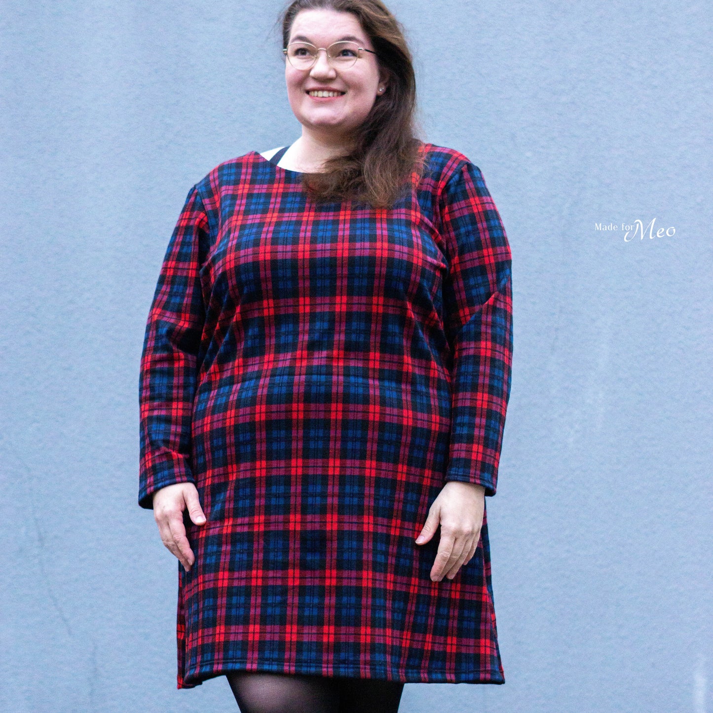 Rot blau kariertes fab dress von vorne on größerer Größe genäht.
