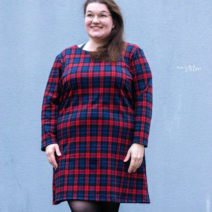 Rot blau kariertes fab dress von vorne on größerer Größe genäht.