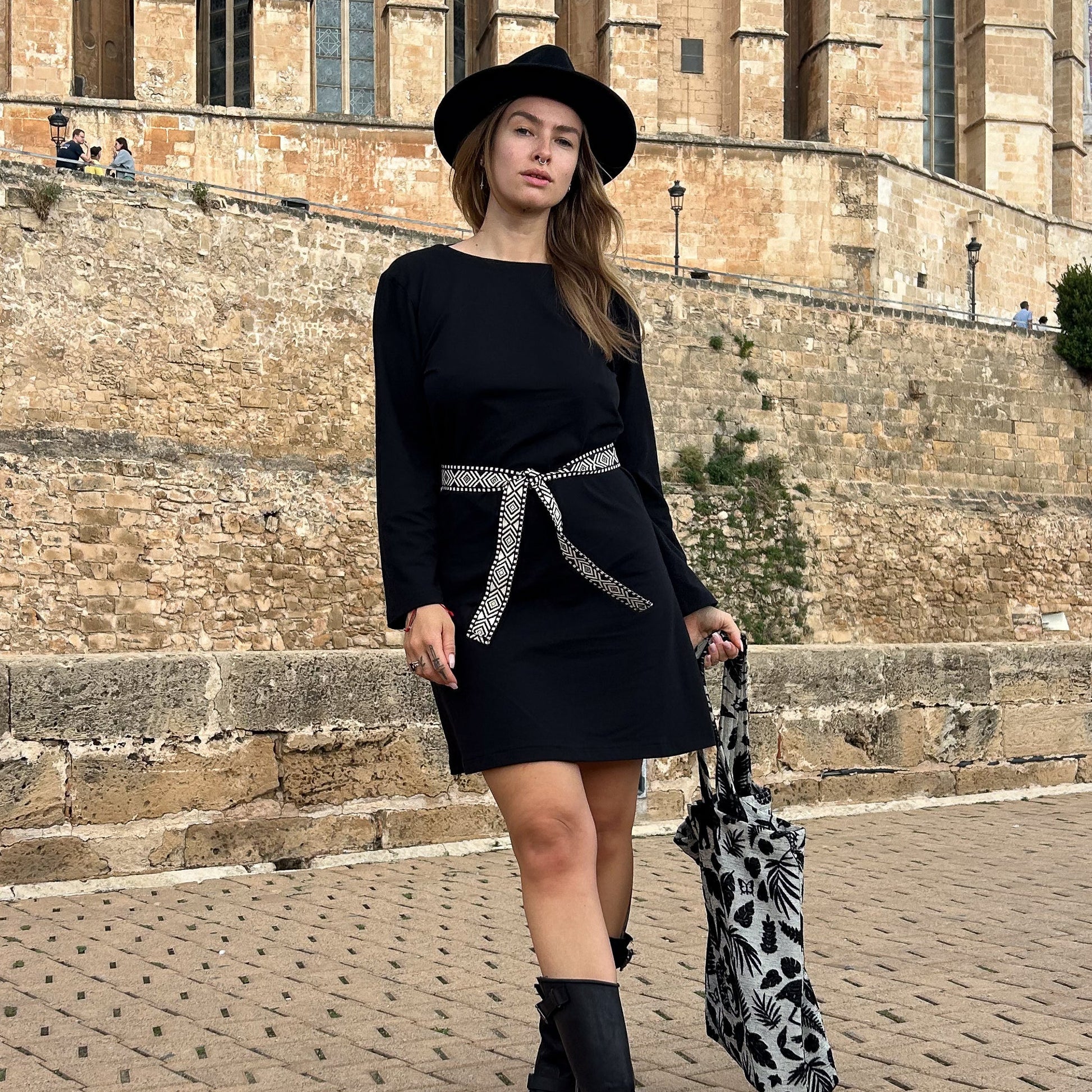 Schwarzes fab dress mit schwarz weissem Gürtel von vorne.