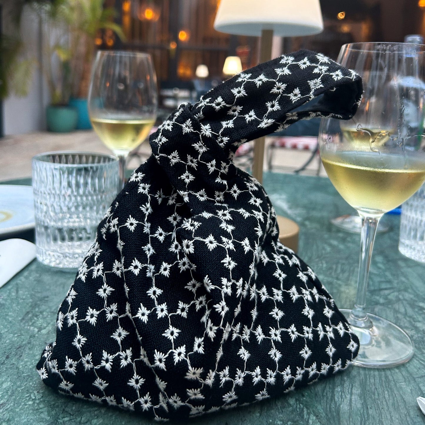 Kleine schwarz weiße Knot Bag zum abendlichen Ausgehen.