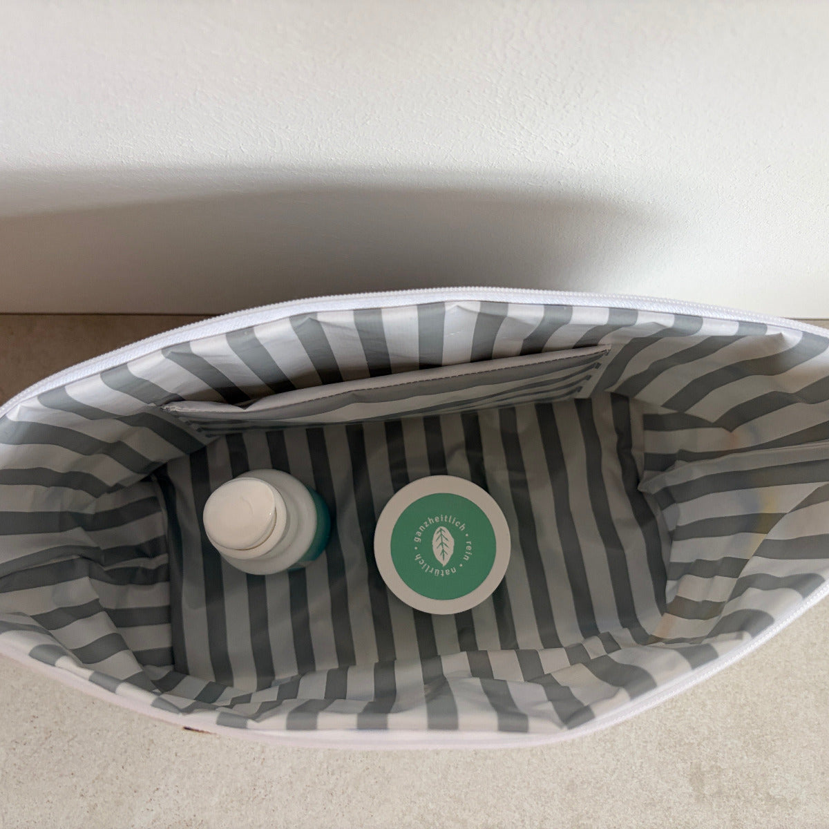 Blick von oben in die Kulturtasche mit kleiner Innentasche.