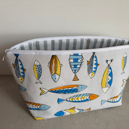 Schnittmuster für eine spitze Kosmetiktasche, hier maritim mit Fischmotiv und Reißverschluss.
