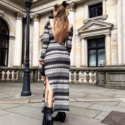 Schwarz weiß gestreiftes und gezickzacktes Maxi Knit Dress in der Rückansicht.