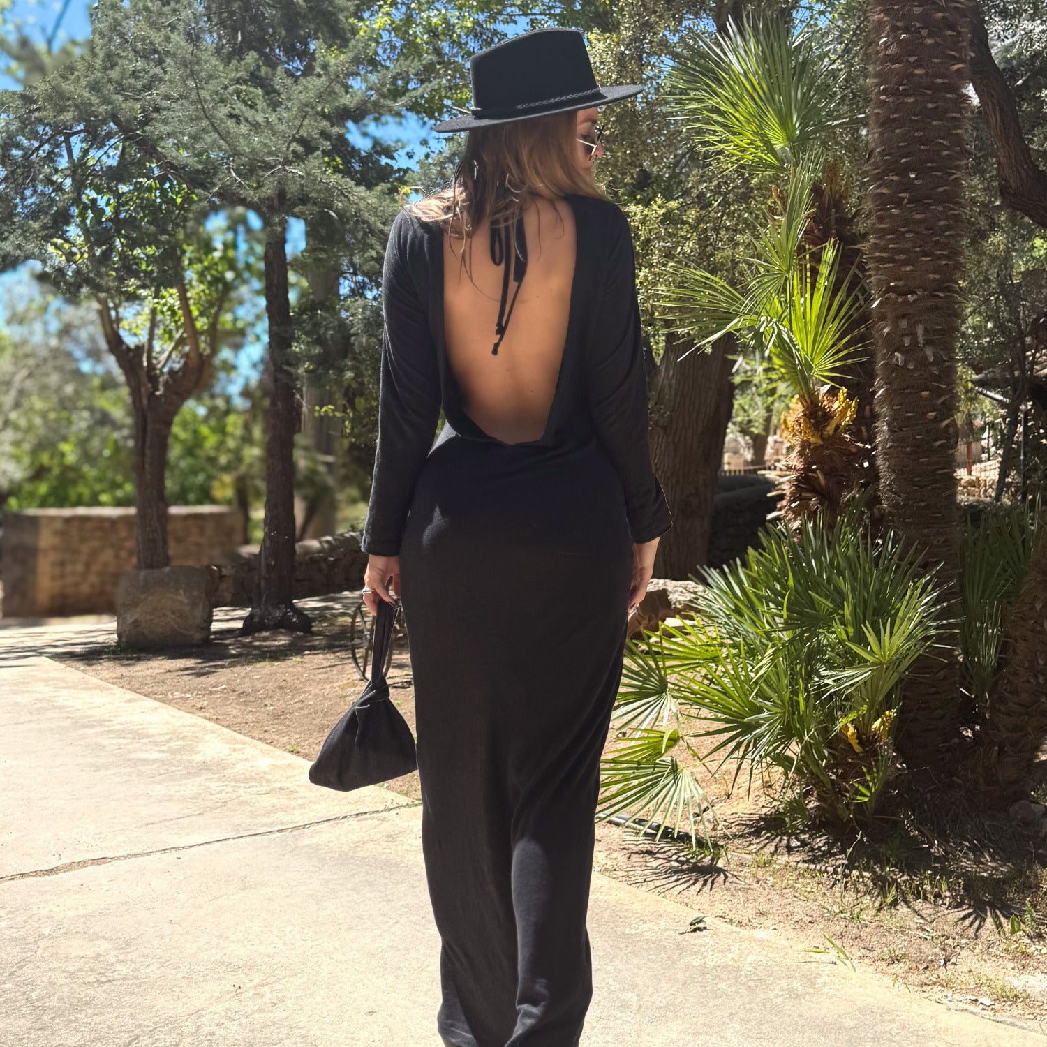 Maxi Knit Dress in schwarz von hinten mit einem großen, tiefen Rückenausschnitt.