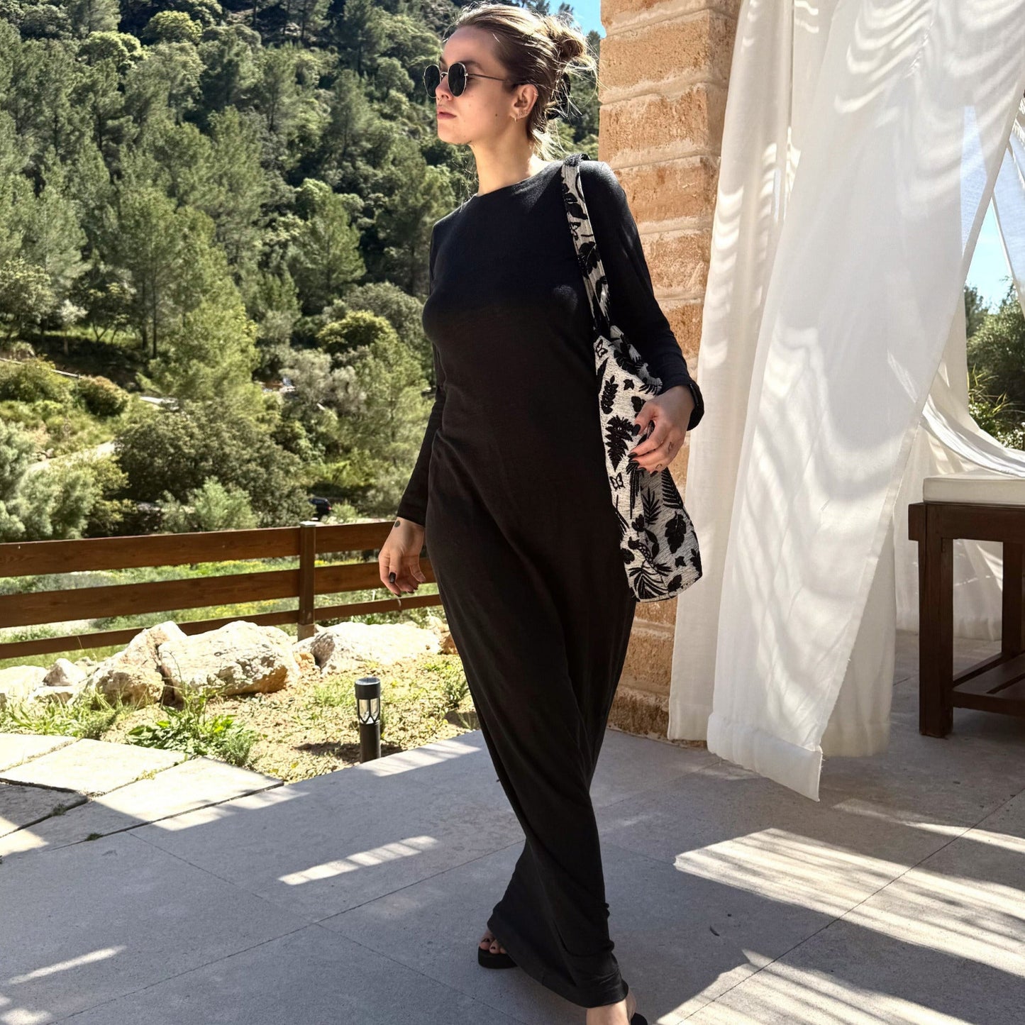 Schwarzes Maxi Knit Dress von vorne mit langen Ärmeln.