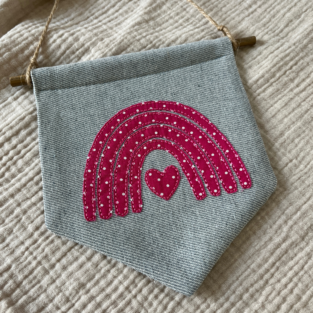 Doodle Regenbogen auf Wimpel gestickt.