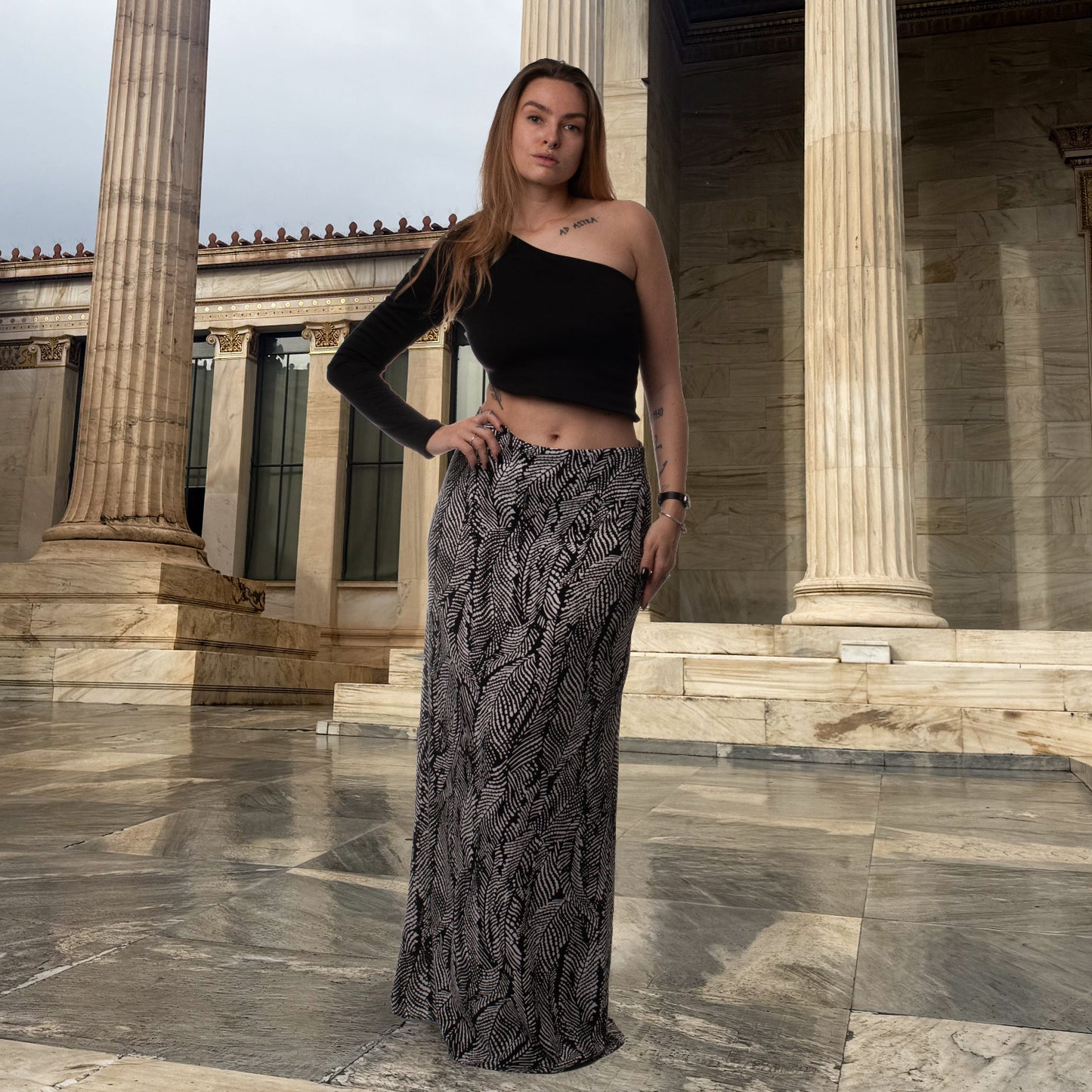 Bodenlanger infinity slip skirt von not a size in schwarz weiß.