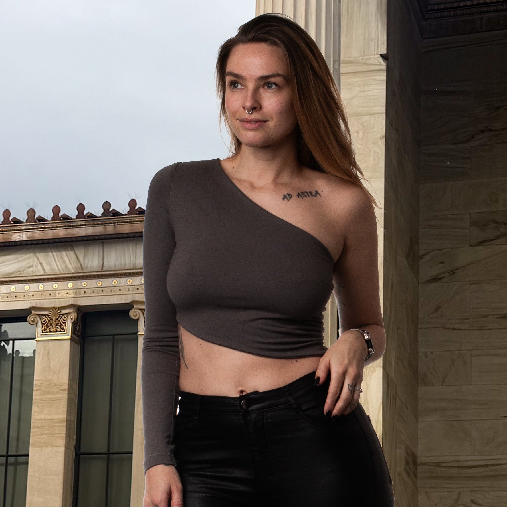 One sleeve top genäht nach dem Schnittmuster von Not a size aus dunkelgrauem Jersey.