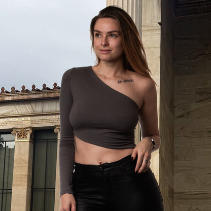 One sleeve top genäht nach dem Schnittmuster von Not a size aus dunkelgrauem Jersey.