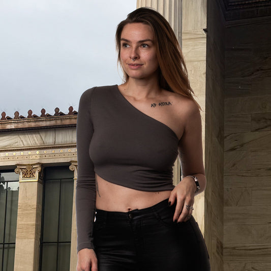 One sleeve top genäht nach dem Schnittmuster von Not a size aus dunkelgrauem Jersey.