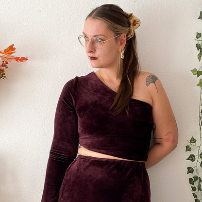 One sleeve Top aus weinrotem Samt genäht.