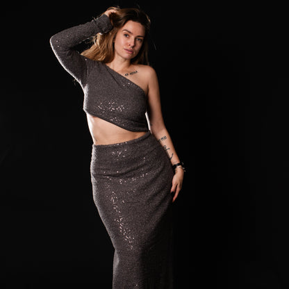 Zweiteiliges Partyoutfit in Glitzerjersey von vorne.