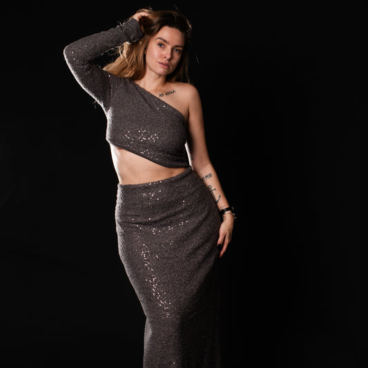 Zweiteiliges Partyoutfit in Glitzerjersey von vorne.
