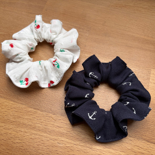 Scrunchies genäht aus Viskose und Baumwollstoffresten.