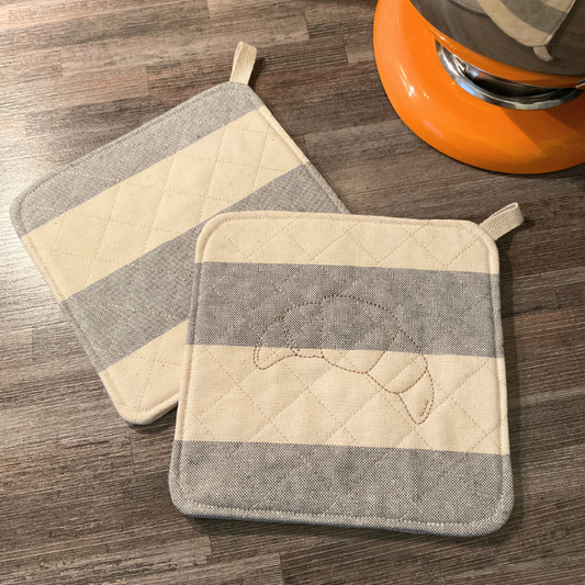 Topflappenset mit Croissant und diagonalem Steppmuster.