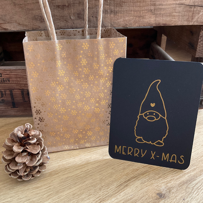 Goldener Wichtel auf schwarzer Karte.